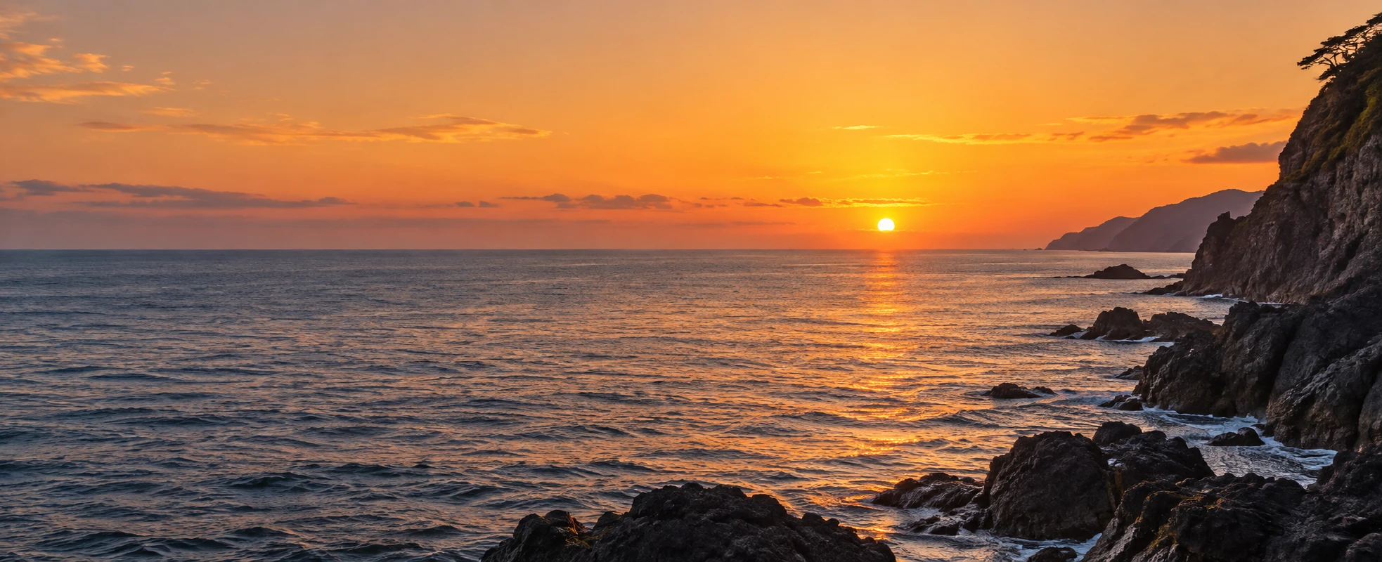 夕日が海を照らす海岸のイメージ