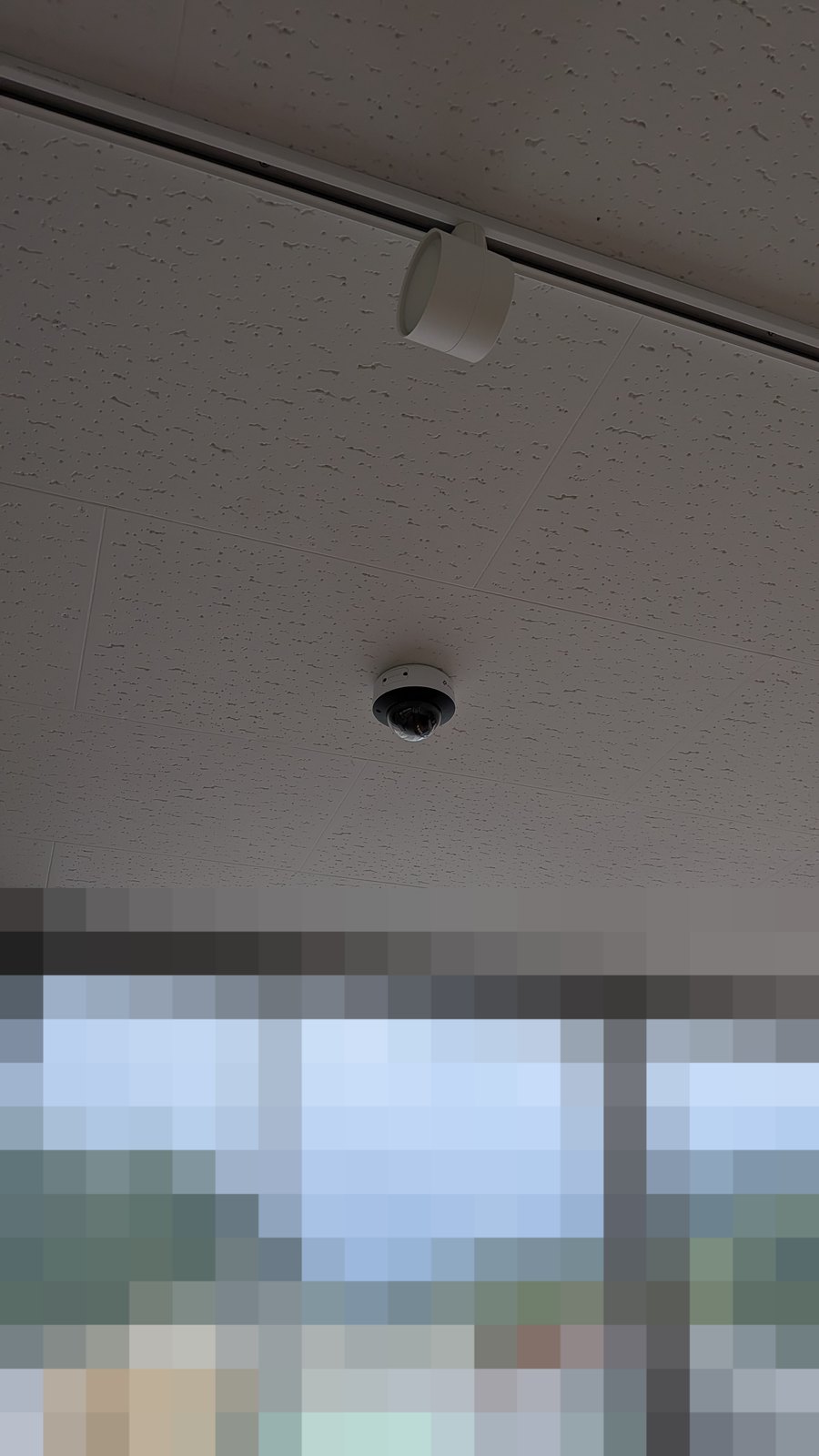 室内の天井に設置したドーム型防犯カメラ