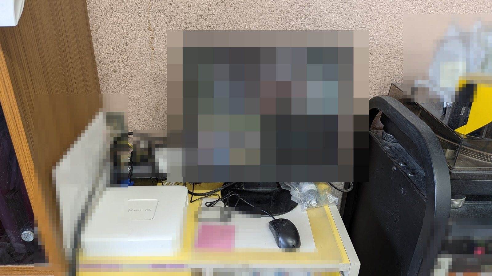 室内に設置した録画機とカメラ映像を確認するモニター