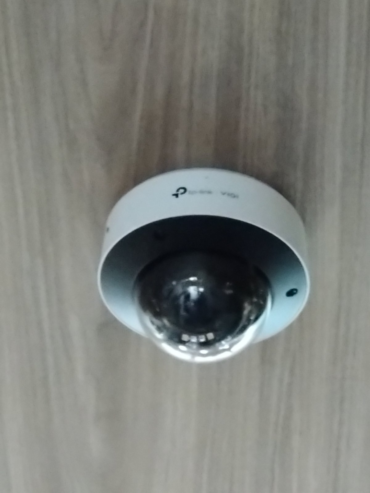 天井に取り付けたドーム型の防犯カメラ